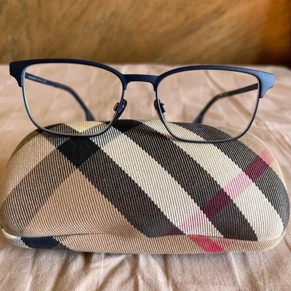 BURBERRY squareeyeglasses frame in color blueprescription attaached